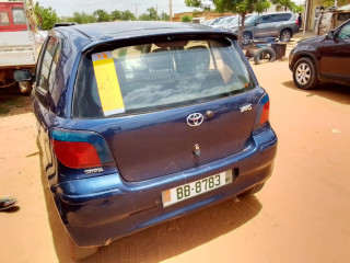 Un voiture de marque yaris année 2003 bonne occasion en bon état sauf la climatisation